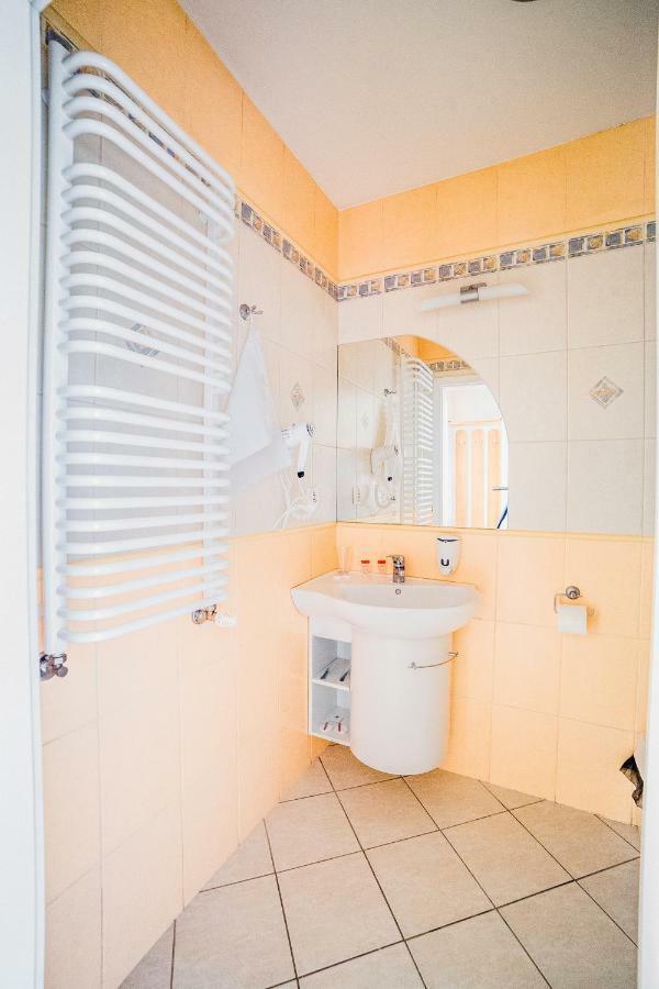 Hotel Hellada Kielce Extérieur photo